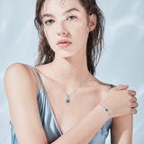 "Infinite Embrace" Bracelet en argent sterling avec topaze londonienne, symbole de l'infini, pierre de naissance de décembre
