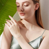 "Infinite Embrace" Bracelet en argent sterling avec zircon cubique, symbole de l'infini, pierre de naissance d'avril