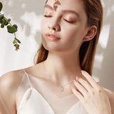 "Étreinte Infinie" Pendentif en Argent Sterling avec Symbole Infini et Pierre de Naissance d'Avril Zircon Cubique - Argent