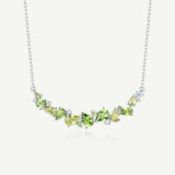 Collier en argent "Chuchotement de glycine" avec barre fleur péridot
