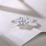 Bague en argent sterling Moissanite en taille ronde à trois pierres FANCIME